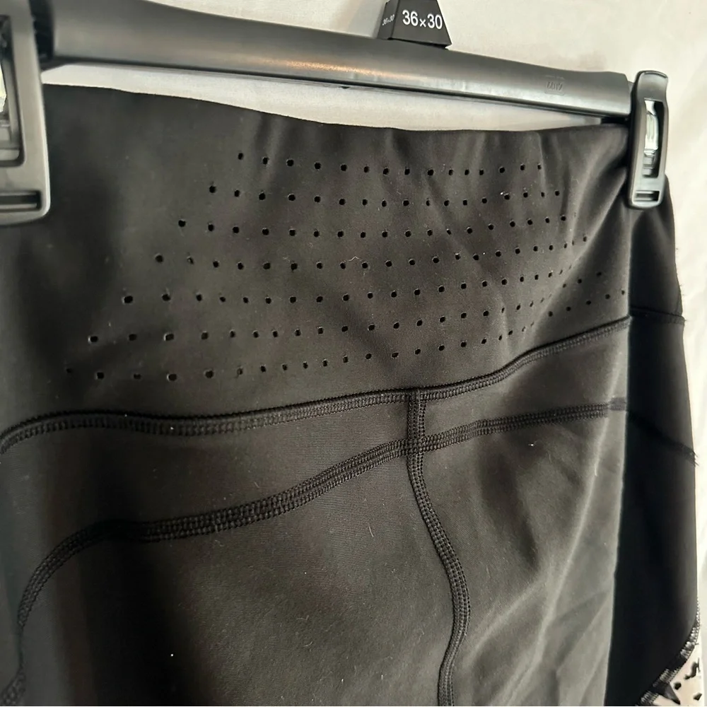 Athleta Printed Stealth TruCool Capri Leggings cut out design White/Black Size M - Picture 4 of 4